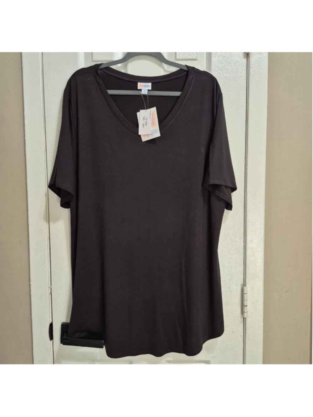 Women's LuLaRoe Black Iris V-Neck Short Sleeve Tee 2XL